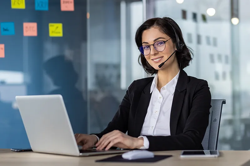 Servicecenter für Betroffenenrechte - Mitarbeiterin mit Headset